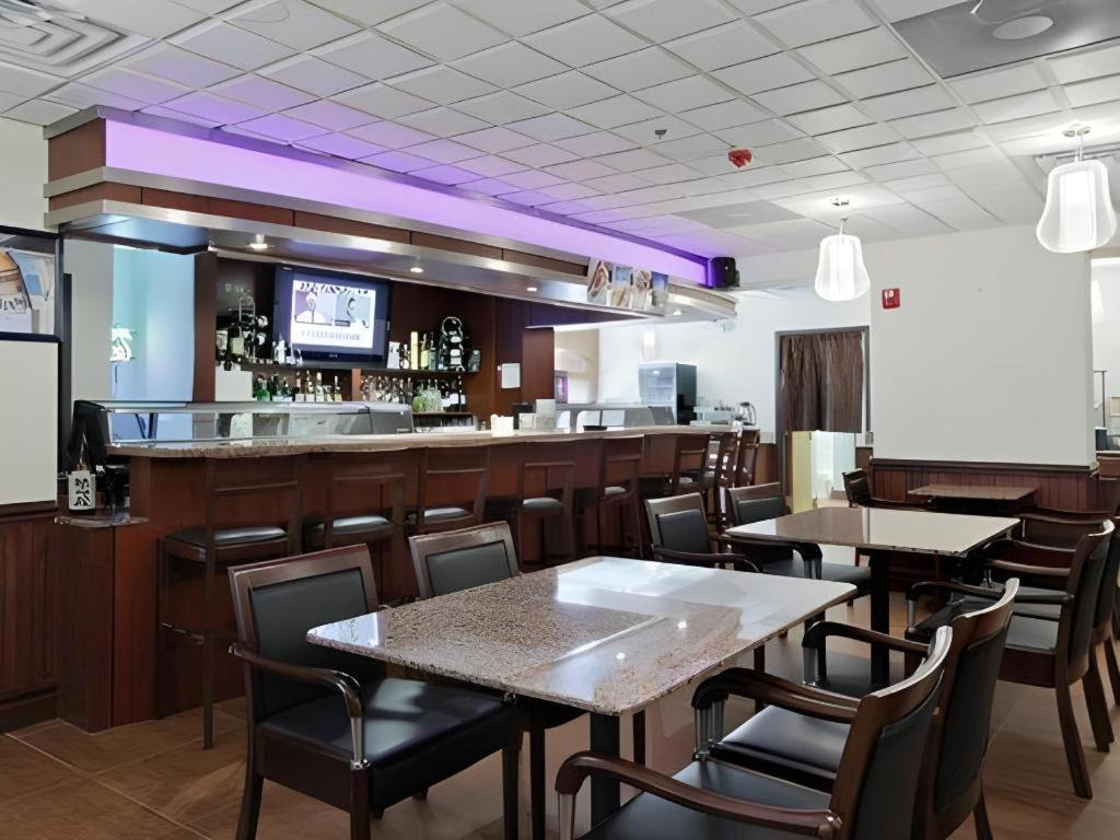 Comfort Inn & Suites Watford City Bagian luar foto